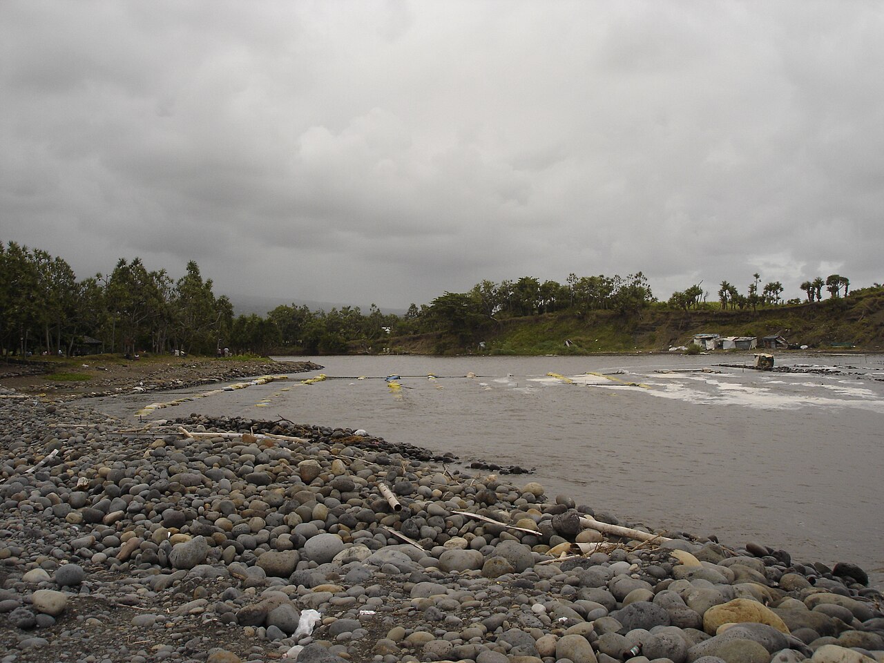 Nasses de pêche aux bichiques sur la Rivière des Roches