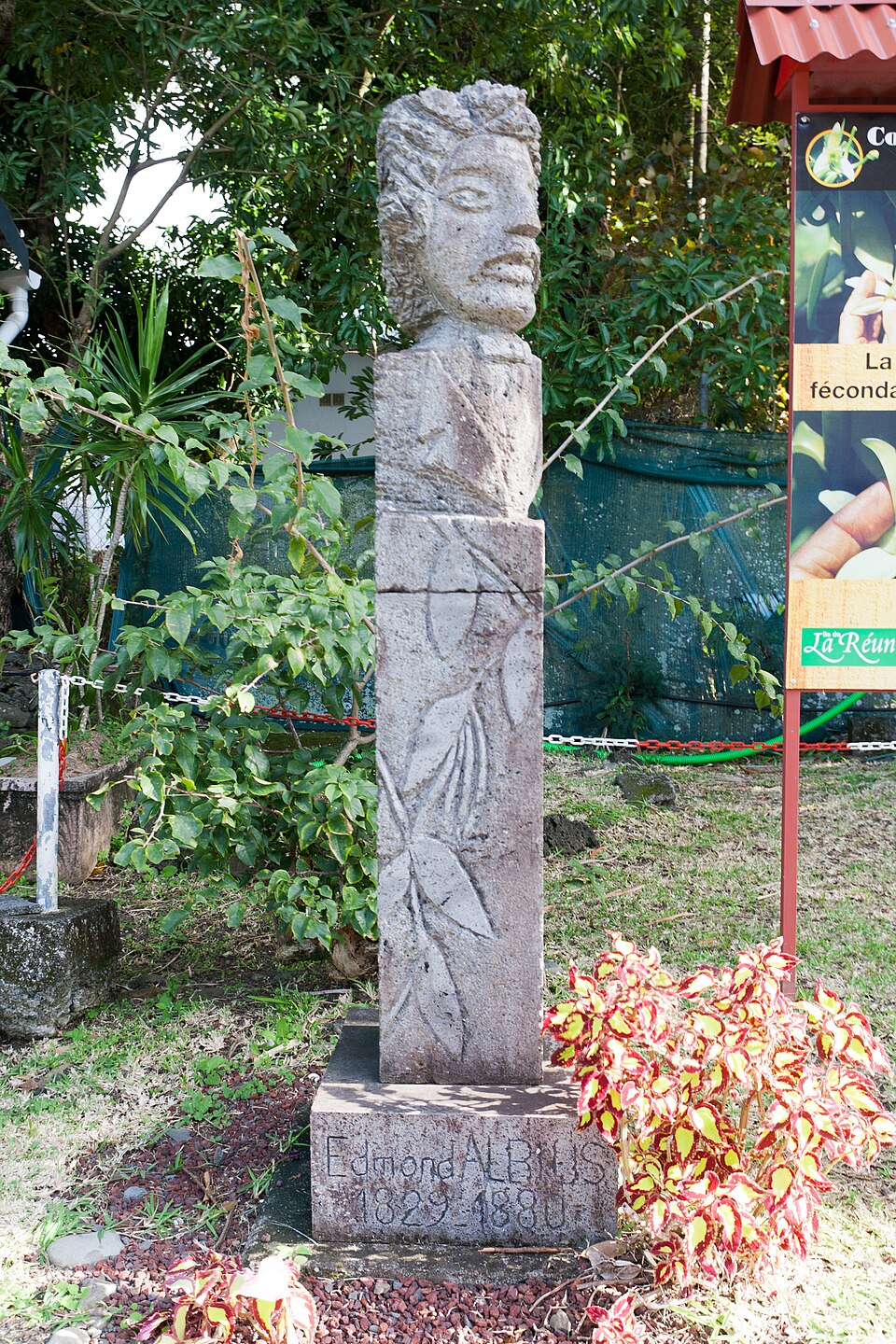 Statue d’Edmond Albius à la coopérative de vanille de Bras-Panon