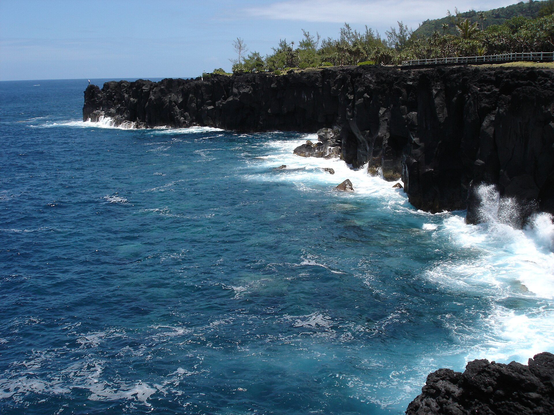 Falaises de lave noire du Cap Méchant, à Saint-Philippe