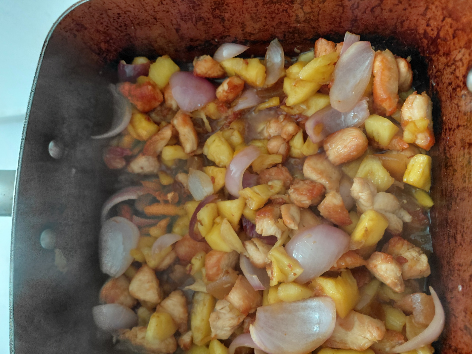 Saucisses en sauce sur du riz
