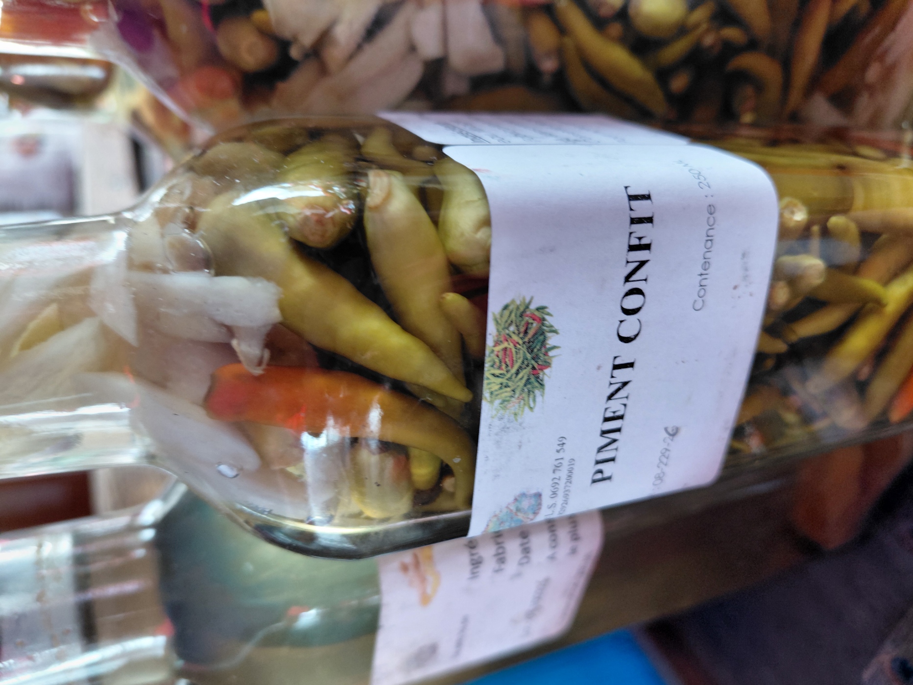 Piments dans une bouteille - vinaigre - ail - gingembre - sel
