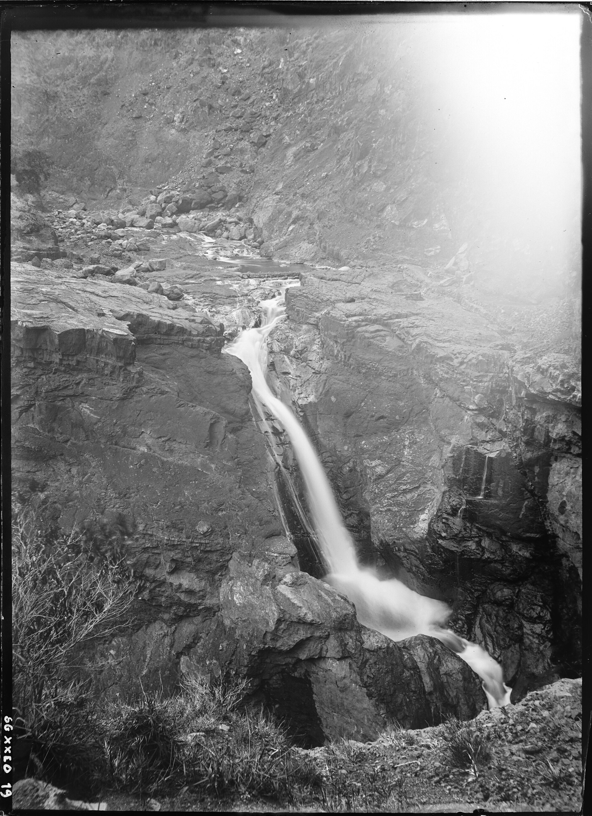Cascade photographiée autrefois sur le chemin de Cilaos vers Saint-Pierre.