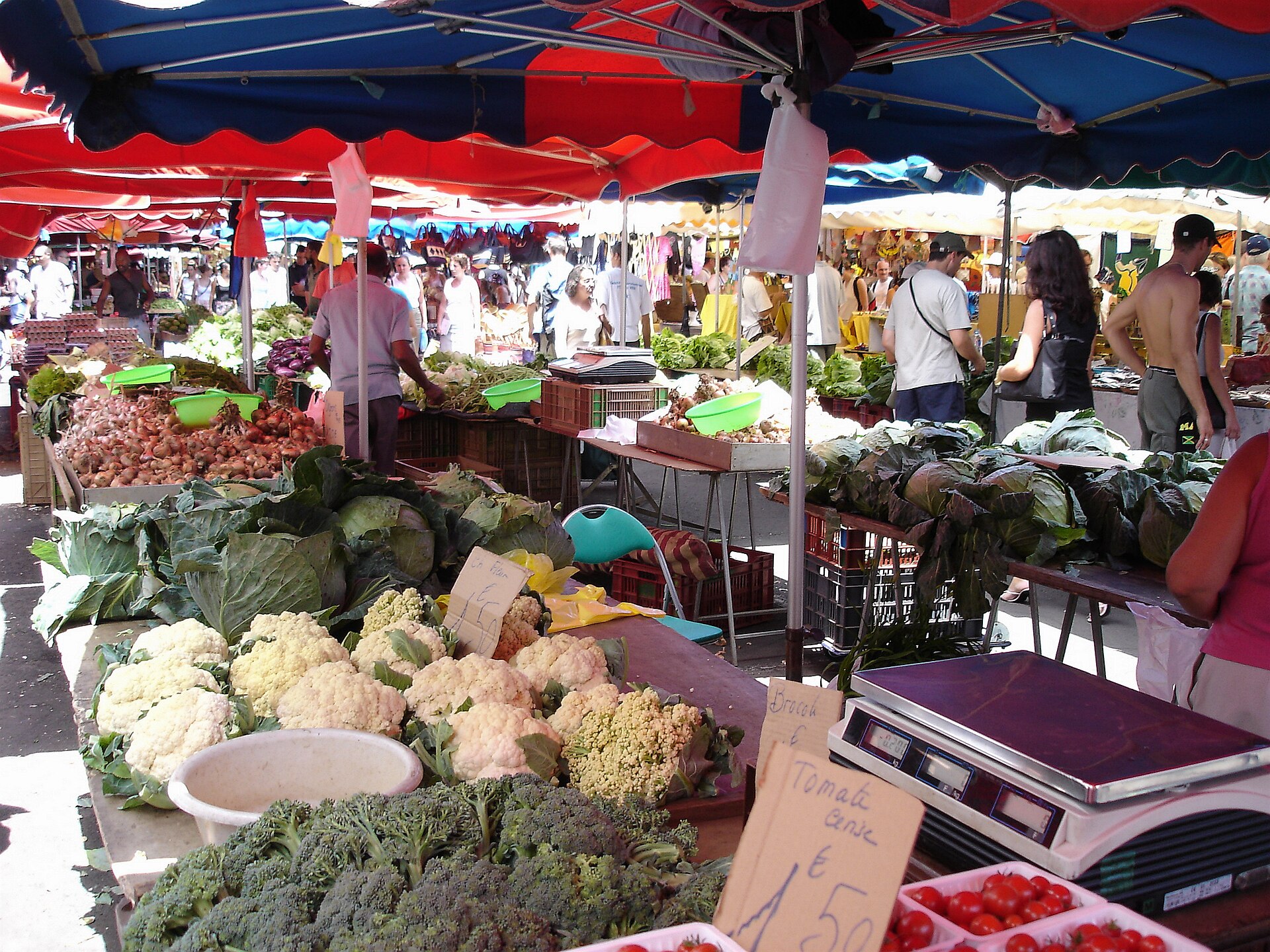 Le marché forain de Saint-Paul, avec ses étals et ses passants.