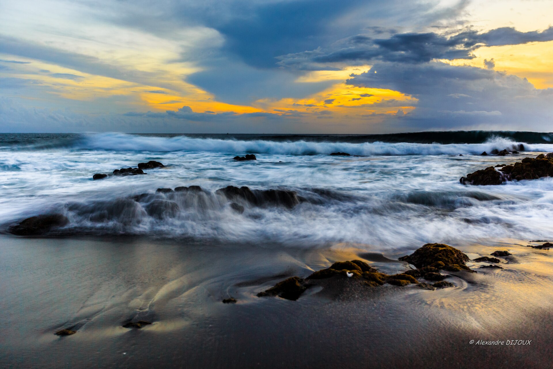 Coucher de soleil sur le littoral de L’Étang-Salé.