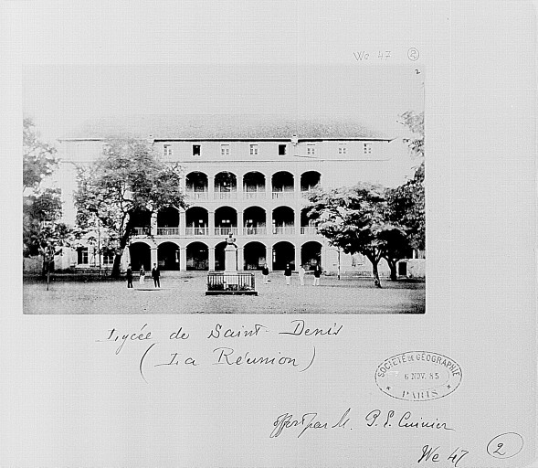 Le lycée de Saint-Denis dans une photographie ancienne : un bâtiment de l’histoire scolaire de l’île.