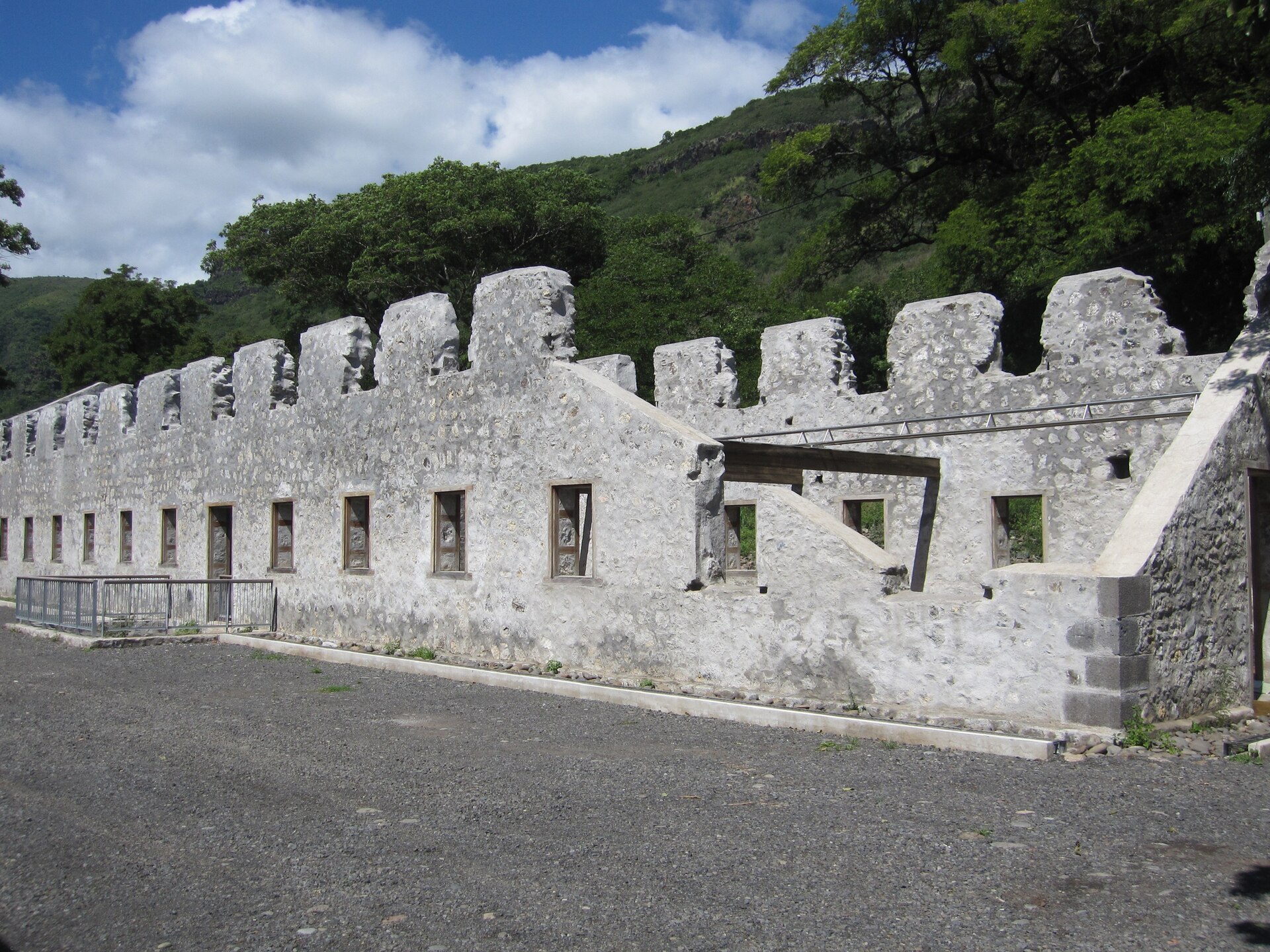 Les bâtiments du lazaret de la Grande Chaloupe.