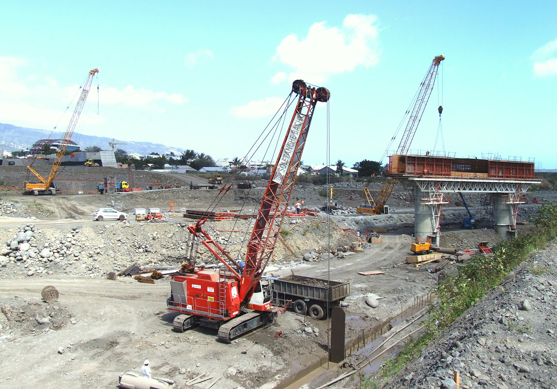 Construction d’un pont sur la Rivière des Pluies.