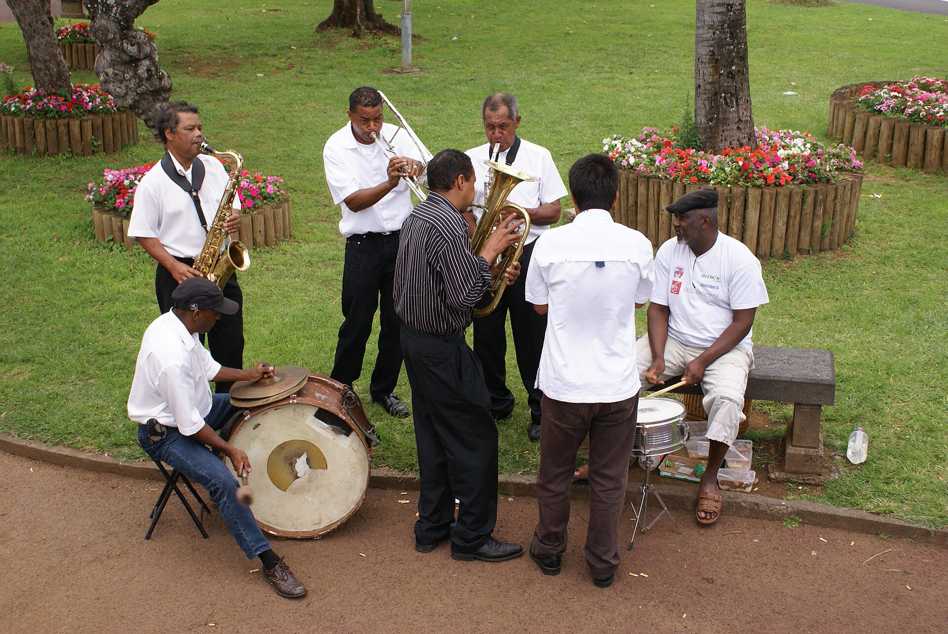 Musiciens de cuivres et de tambours dans un jardin public de Saint-Pierre.