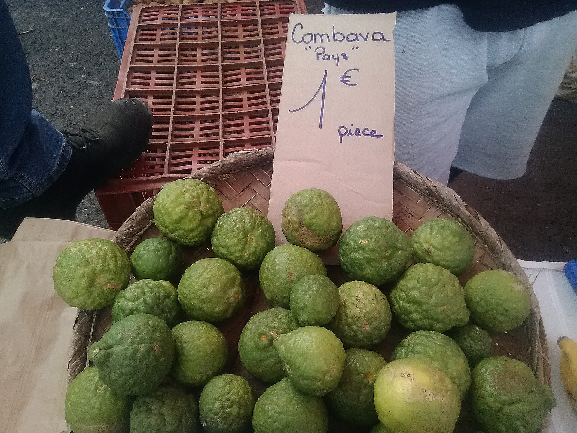 Combavas verts sur un étal du marché de Saint-Paul.