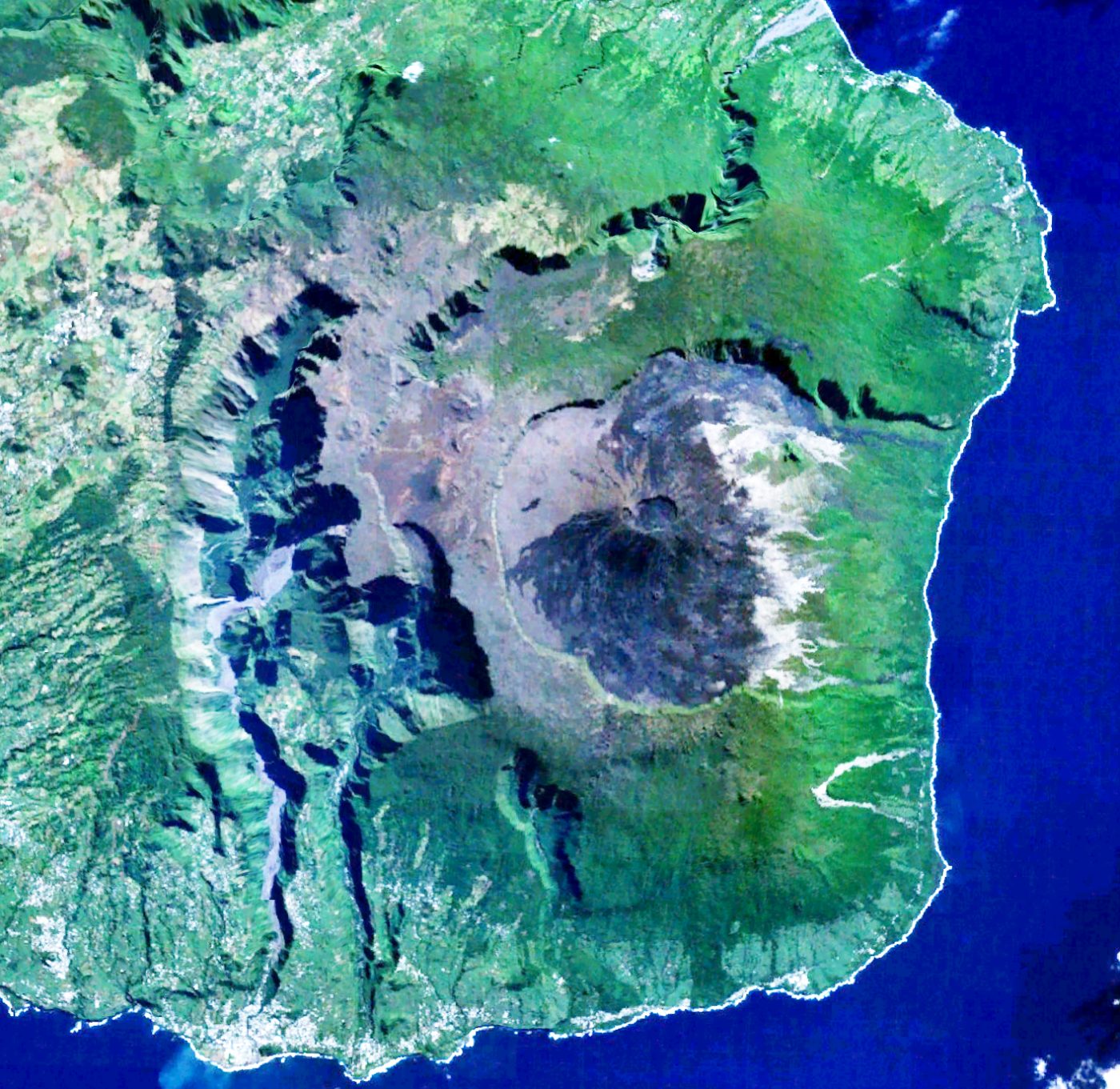 Le Piton de la Fournaise et la côte est, vus par satellite.