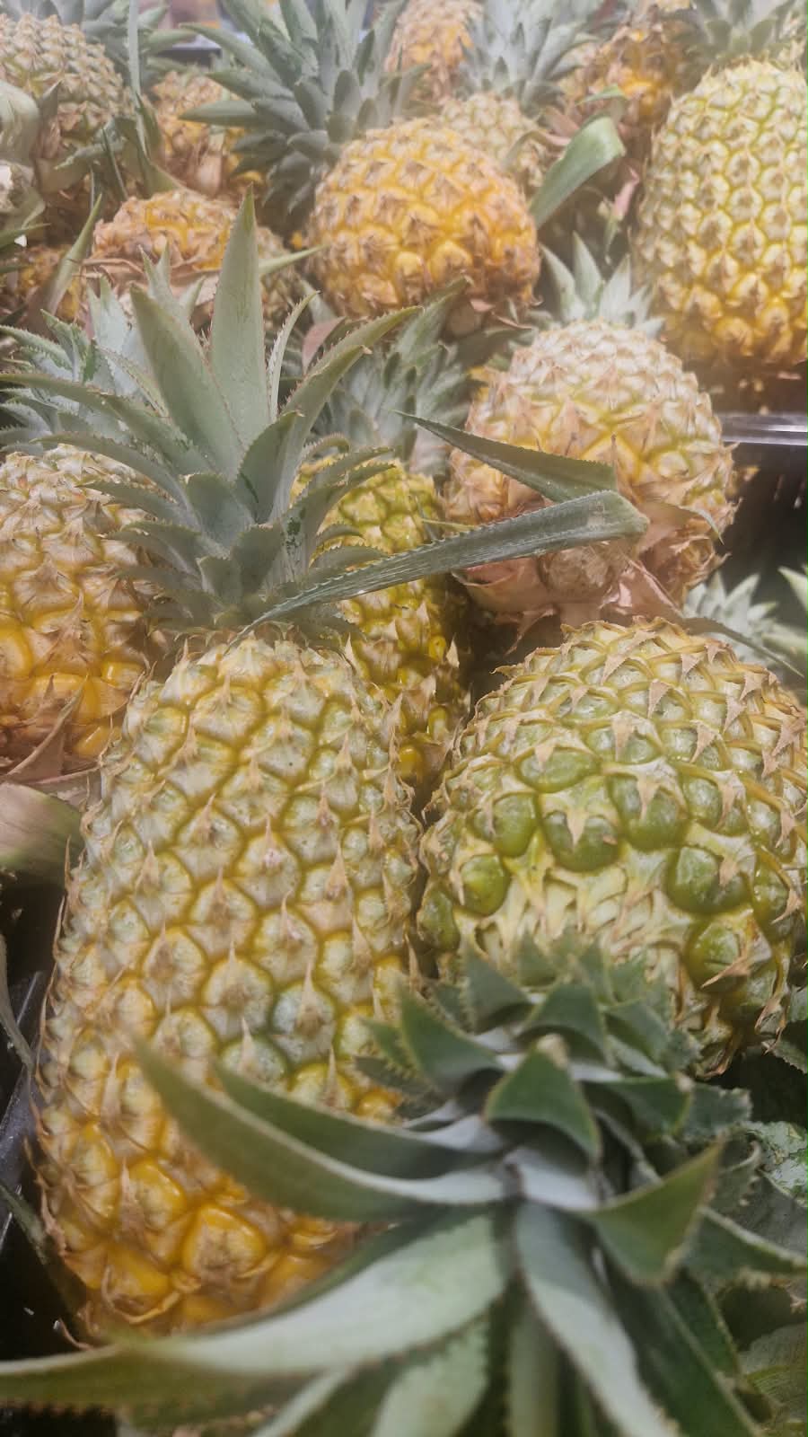 L’ananas relie agriculture, marchés, transformations et desserts réunionnais.