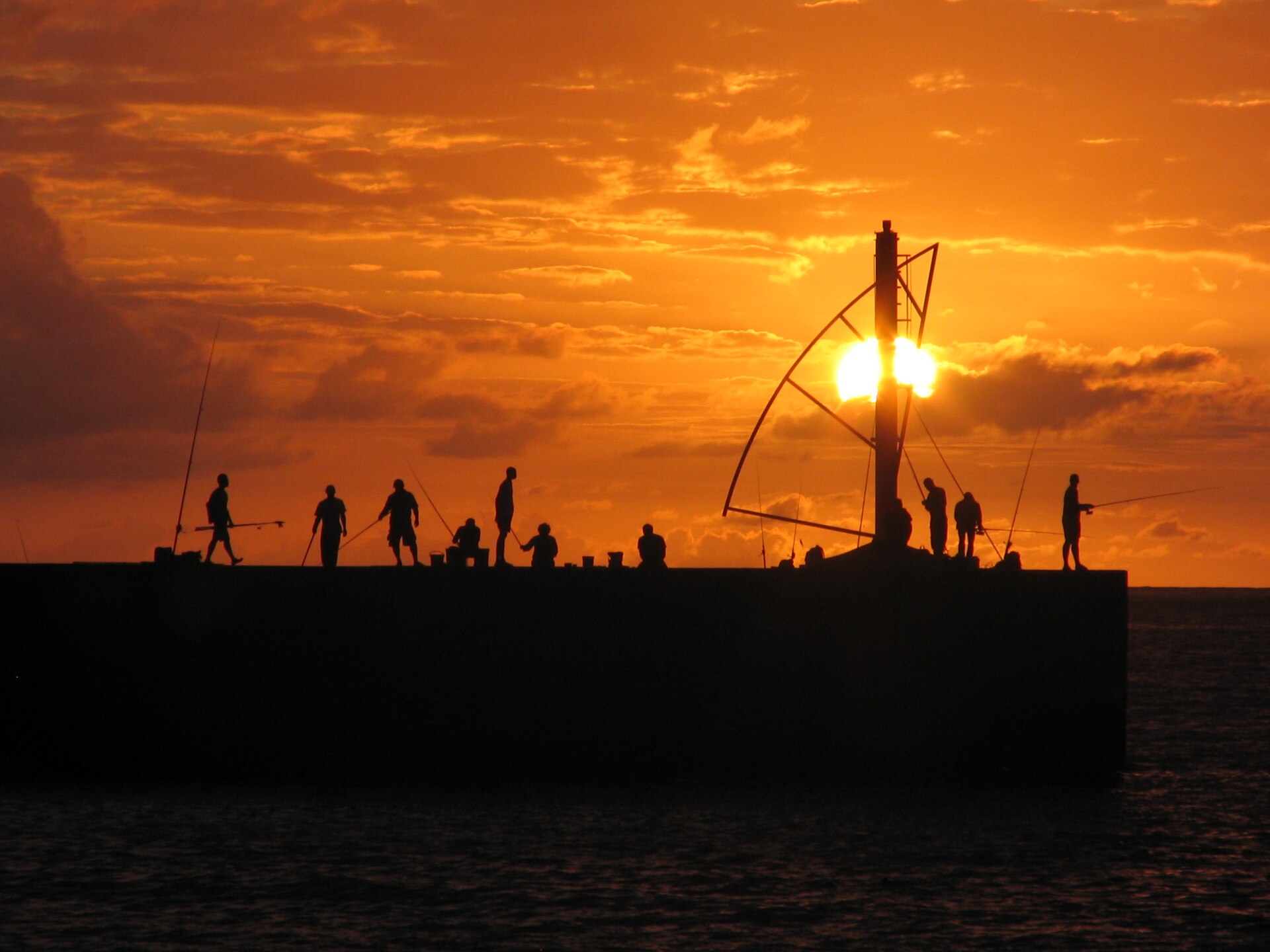 Coucher de soleil sur l’océan, depuis la plage des Roches Noires, à Saint-Gilles-les-Bains, en octobre 2007.