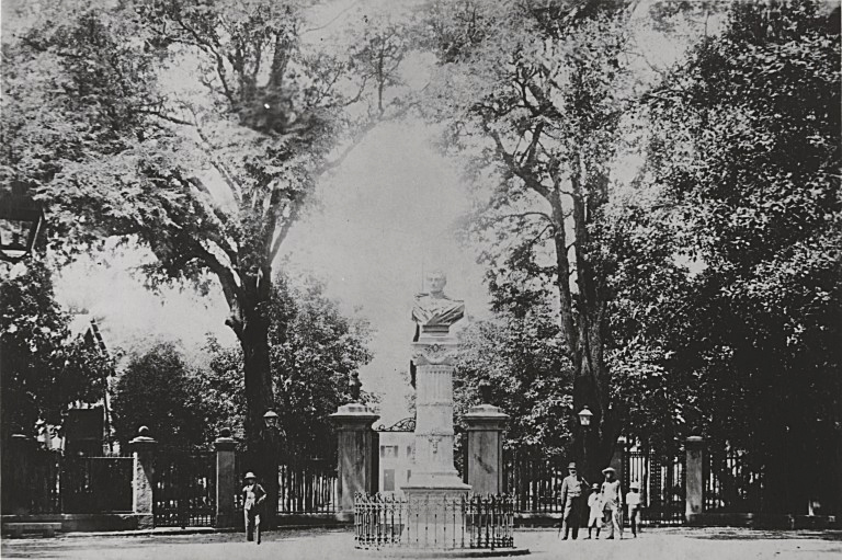 Statue à l’entrée du jardin colonial de Saint-Denis, entre 1880 et 1900.