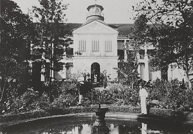 Le palais du gouverneur à Saint-Denis, photographié par Henri Georgi en 1889.