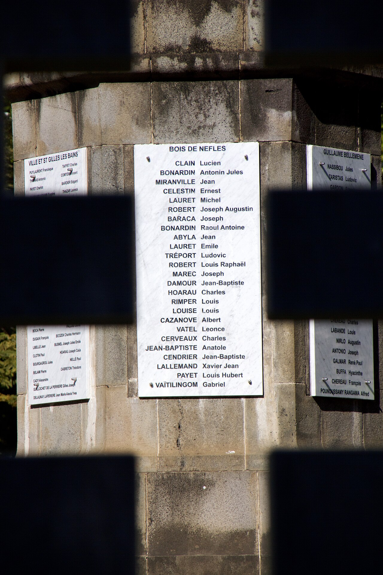 Plaque Bois de Nèfles du monument aux morts de Saint-Paul.
