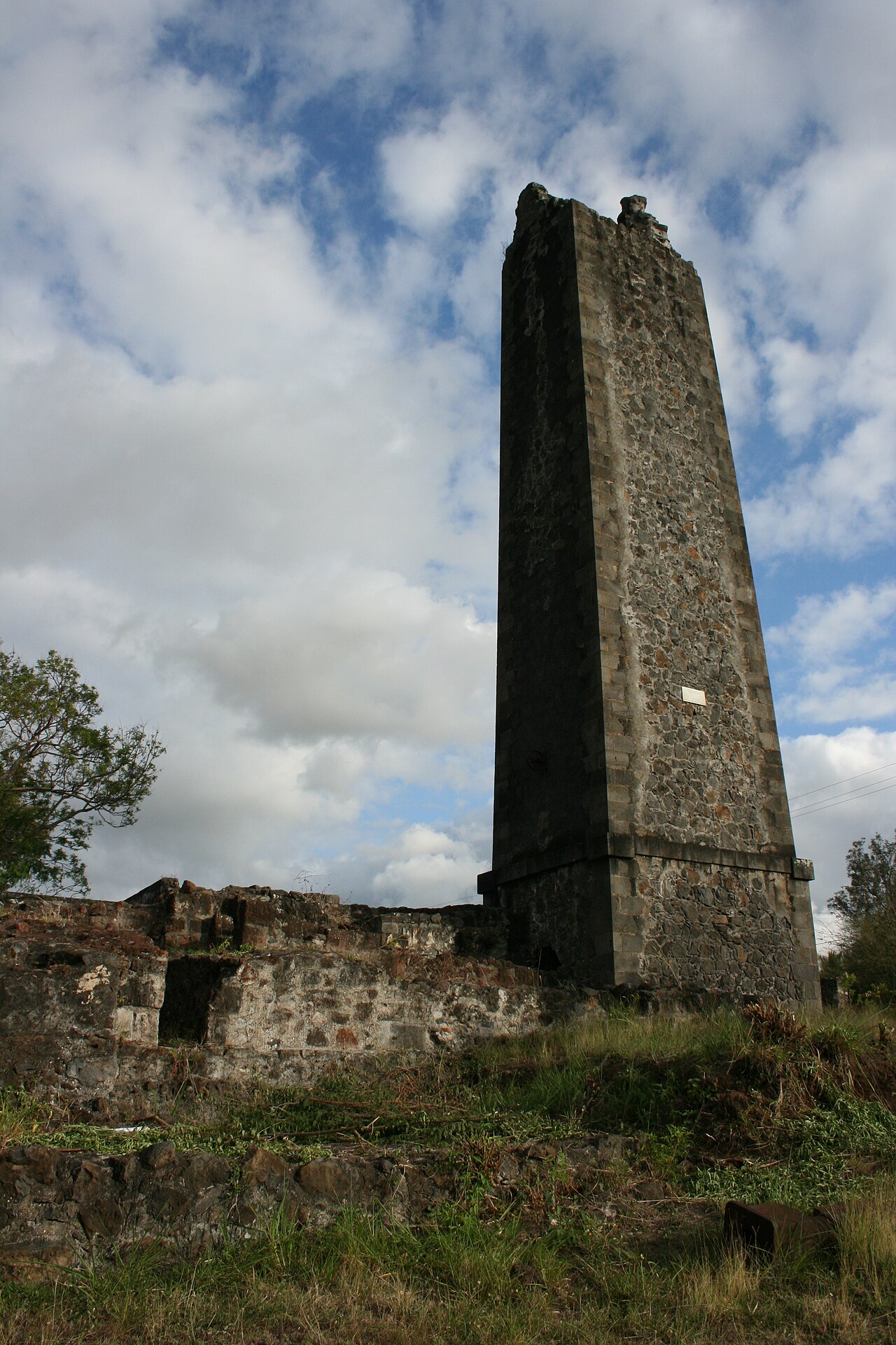 Cheminée de la sucrerie du domaine de Villèle.