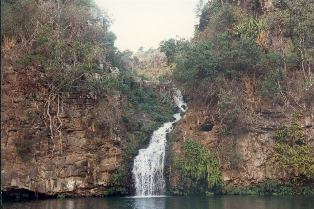 Cascade du bassin Cormoran tombant dans son plan d’eau.