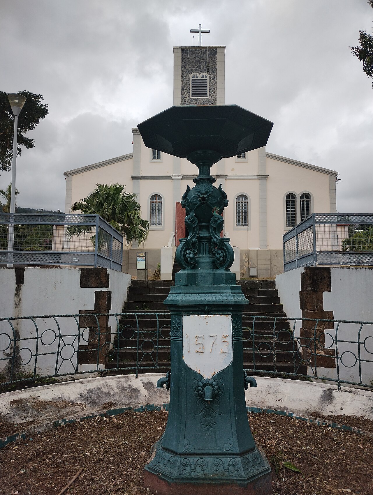 Église Notre-Dame-de-la-Visitation de Bois-de-Nèfles, avec une fontaine marquée 1875.