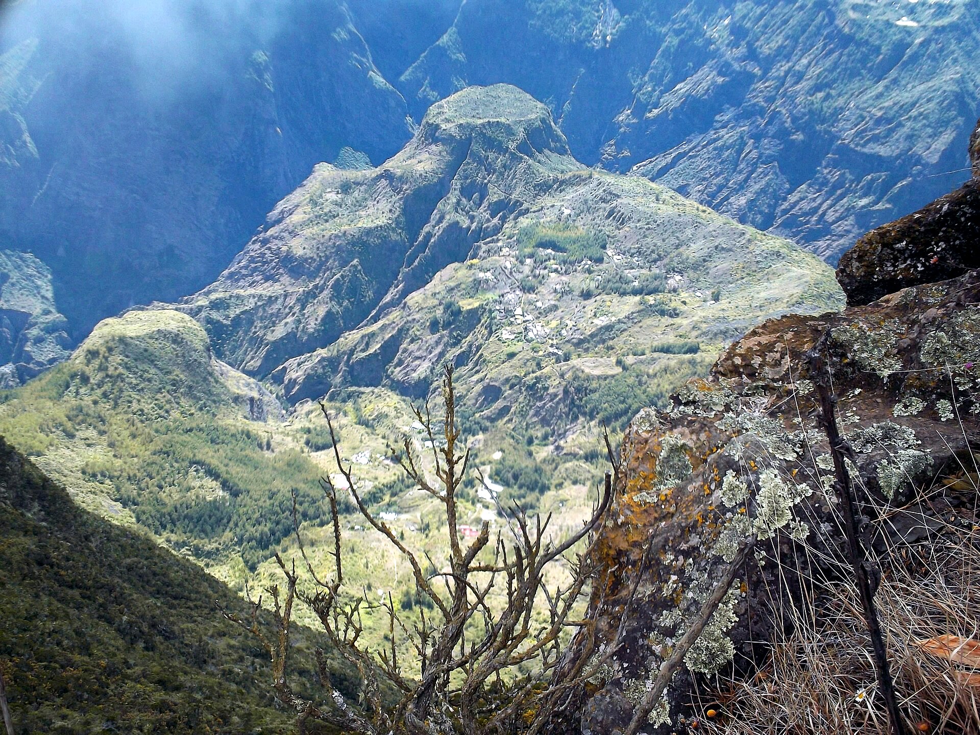 Cirque de Mafate vu depuis le Maïdo, le 5 octobre 2011.
