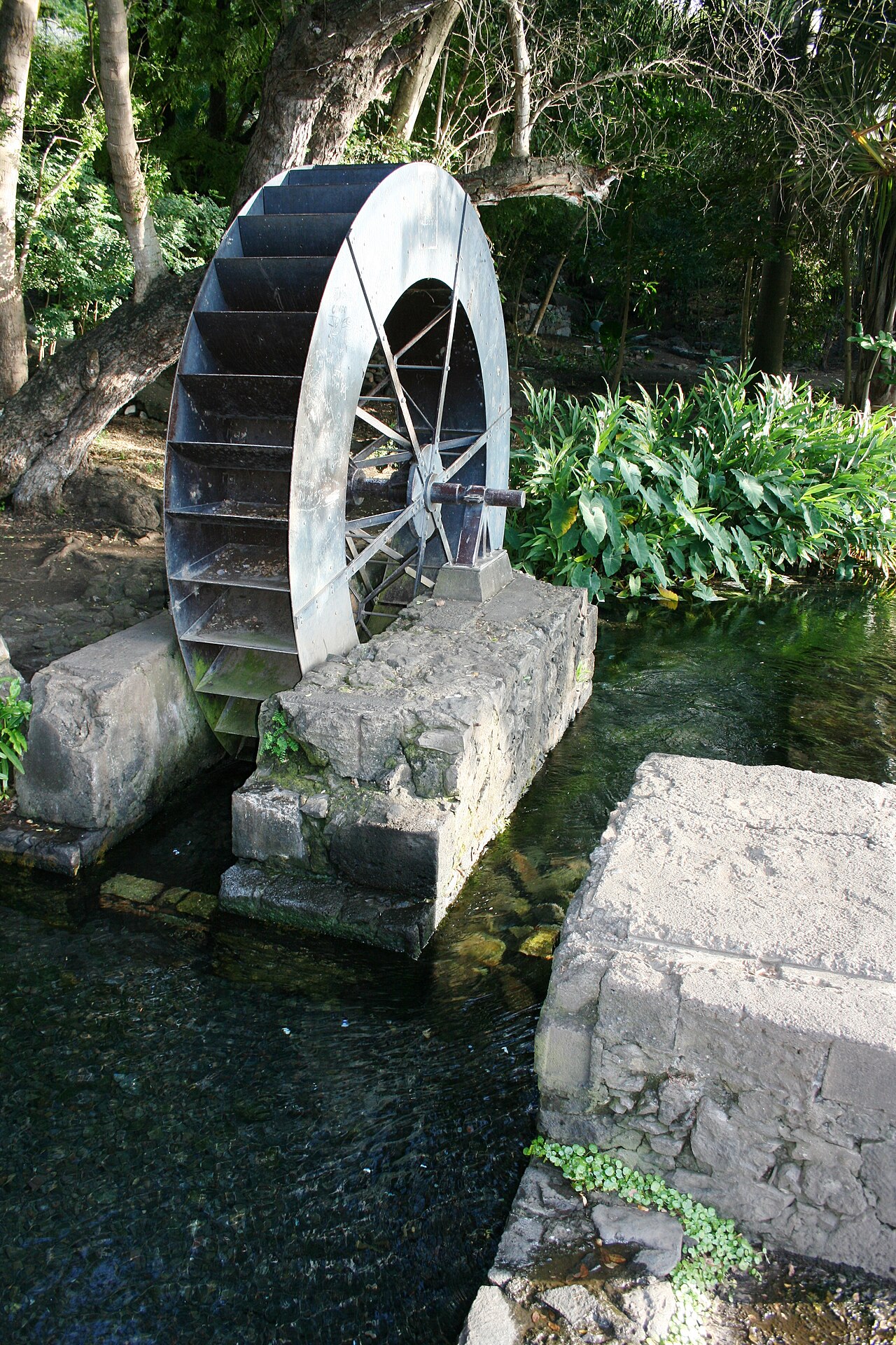Roue du moulin à eau du Tour des Roches.
