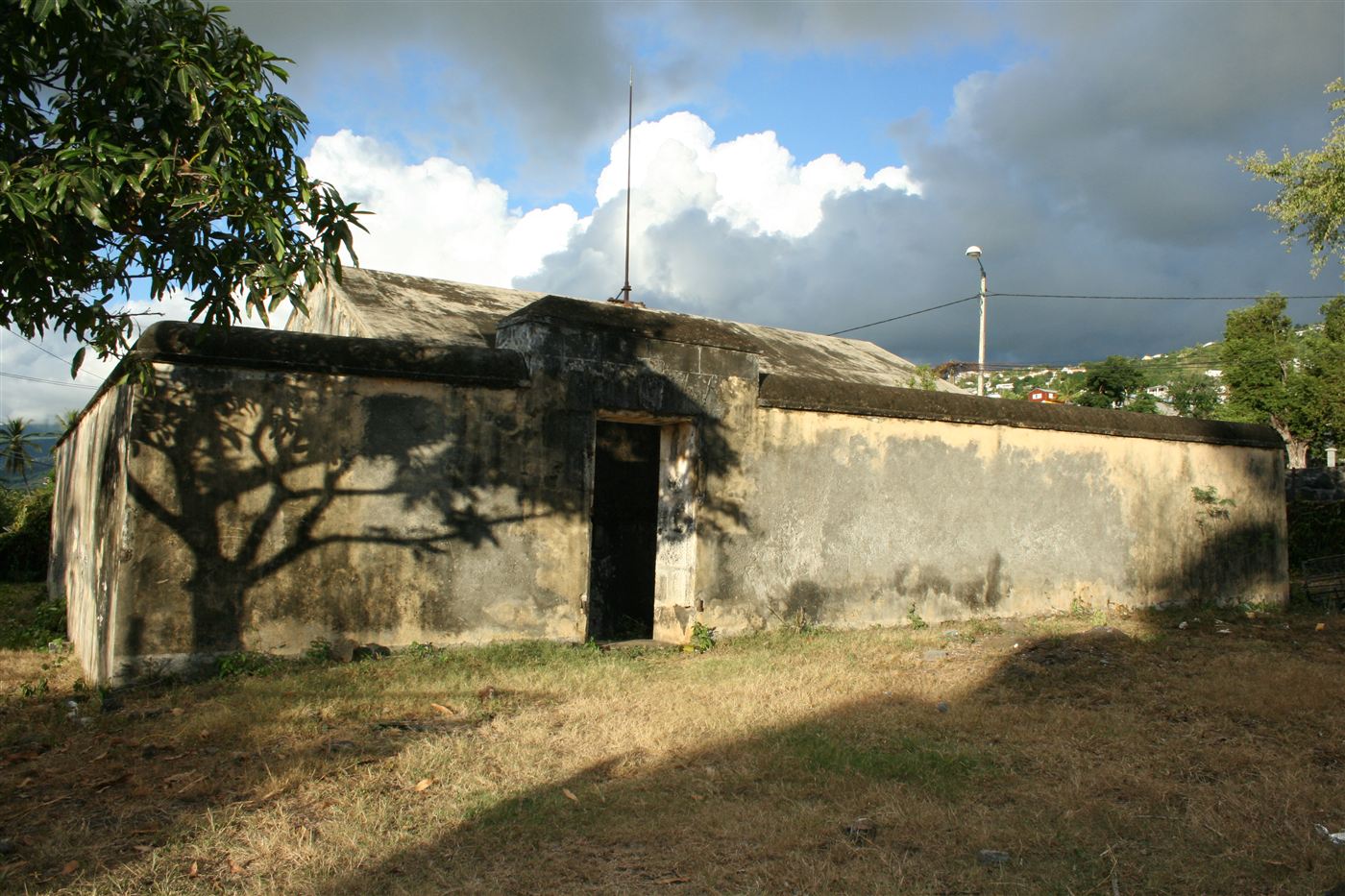 Poudrière de Saint-Paul en 2011 : mur épais, porte étroite, tige métallique sur le faîte.