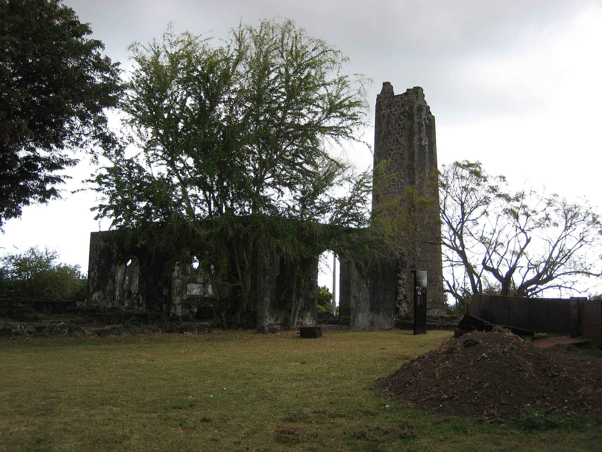 Ruines et cheminée du domaine de Villèle, à Saint-Gilles-les-Hauts.