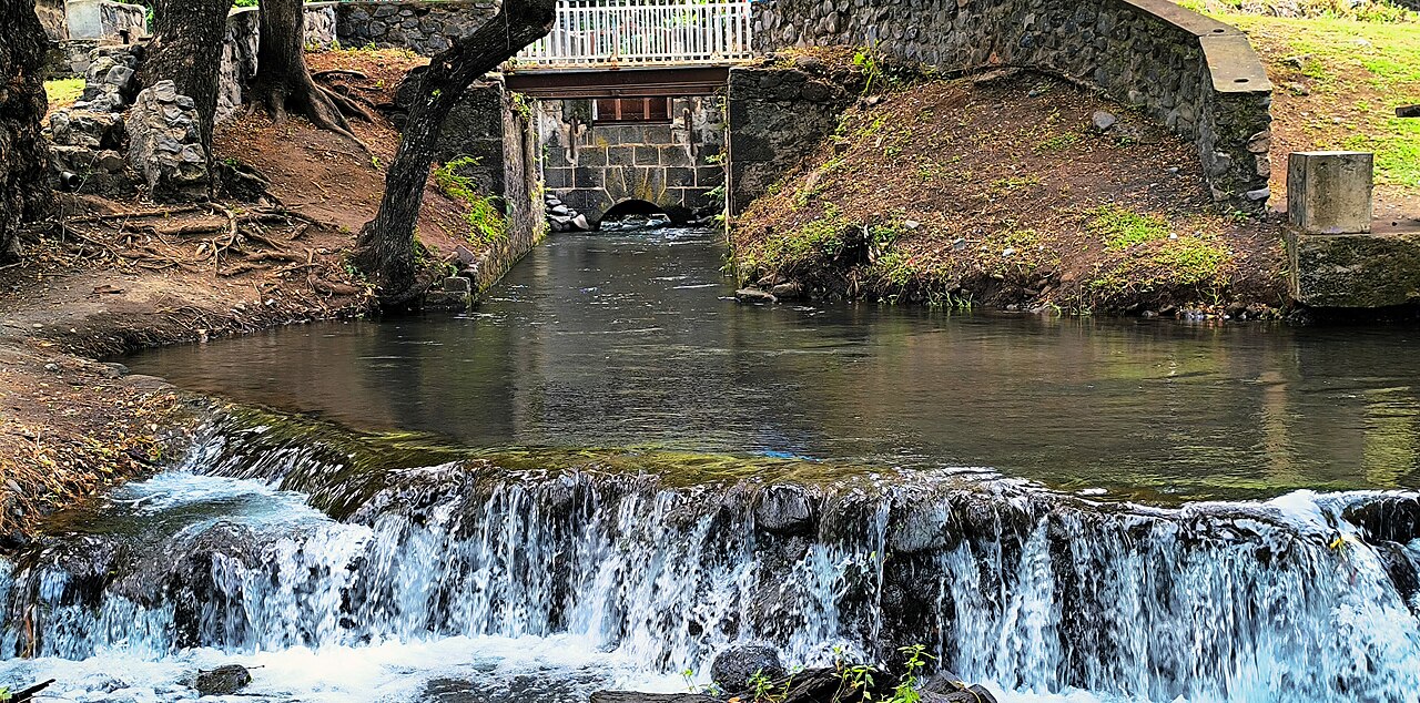 Le canal Saint-Étienne, son seuil et un pont en maçonnerie