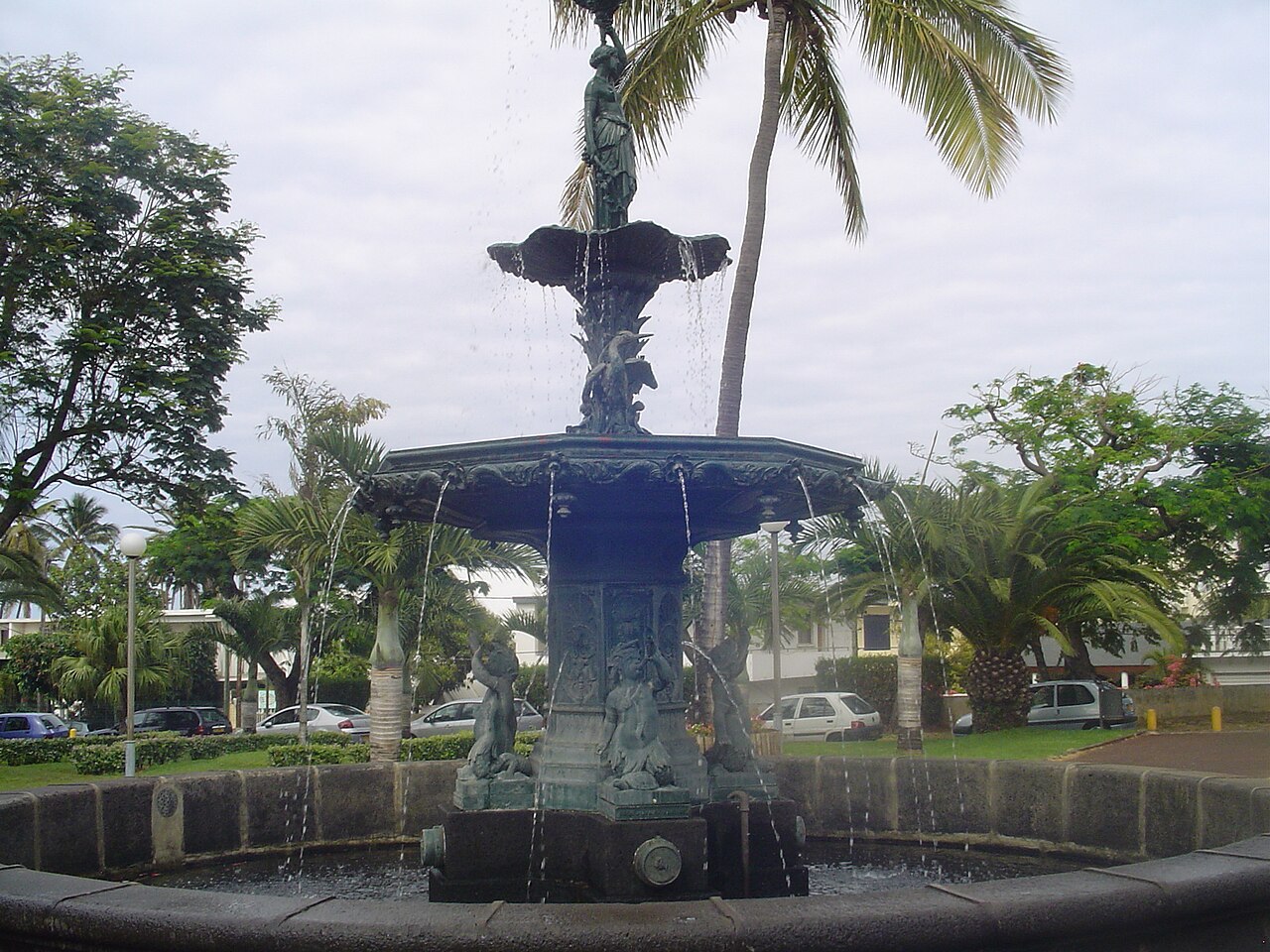 La fontaine du jardin de la mairie de Saint-Pierre
