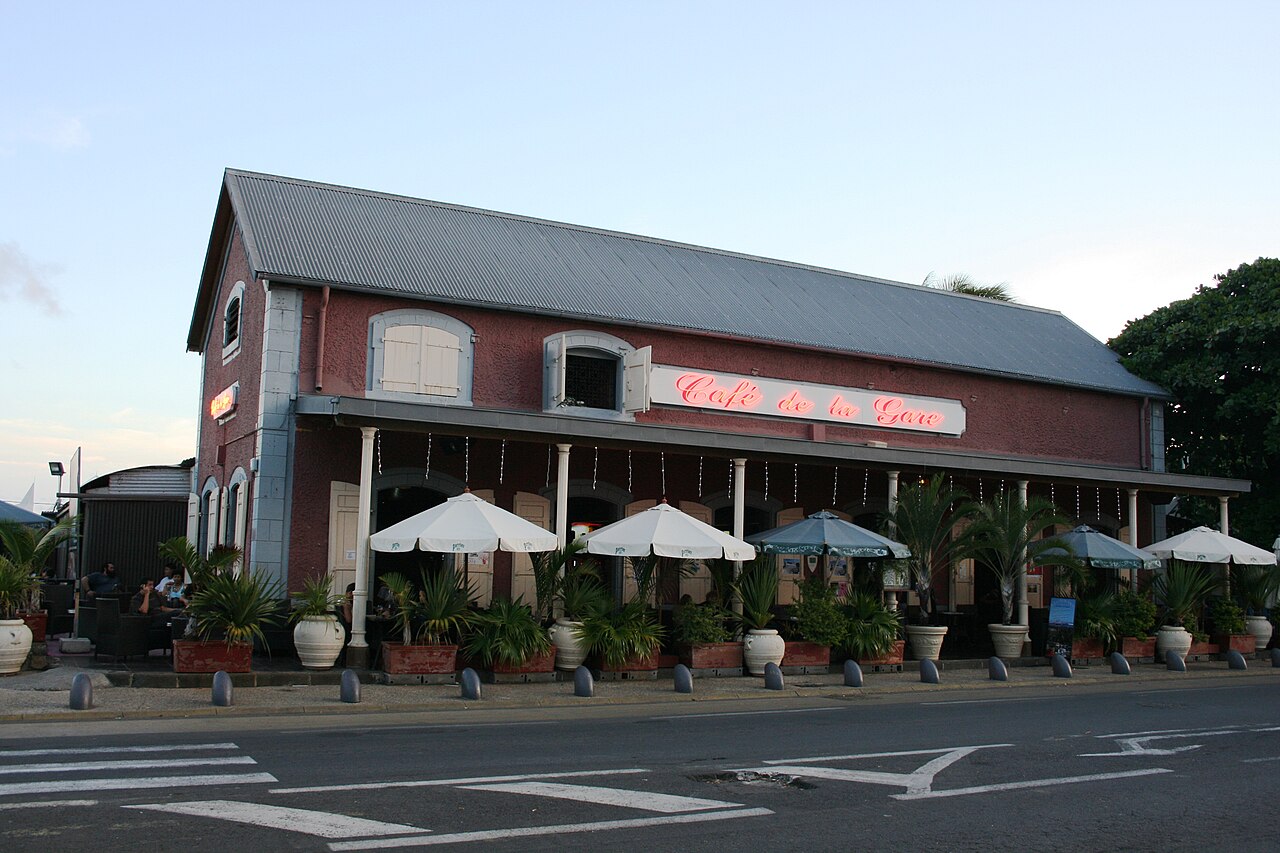 L’ancienne gare de Saint-Pierre, avec l’enseigne Café de la Gare