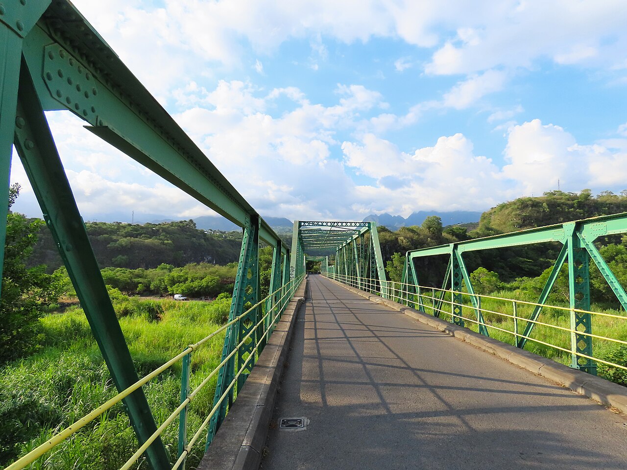 Le pont de la route départementale 26 sur le Bras de la Plaine
