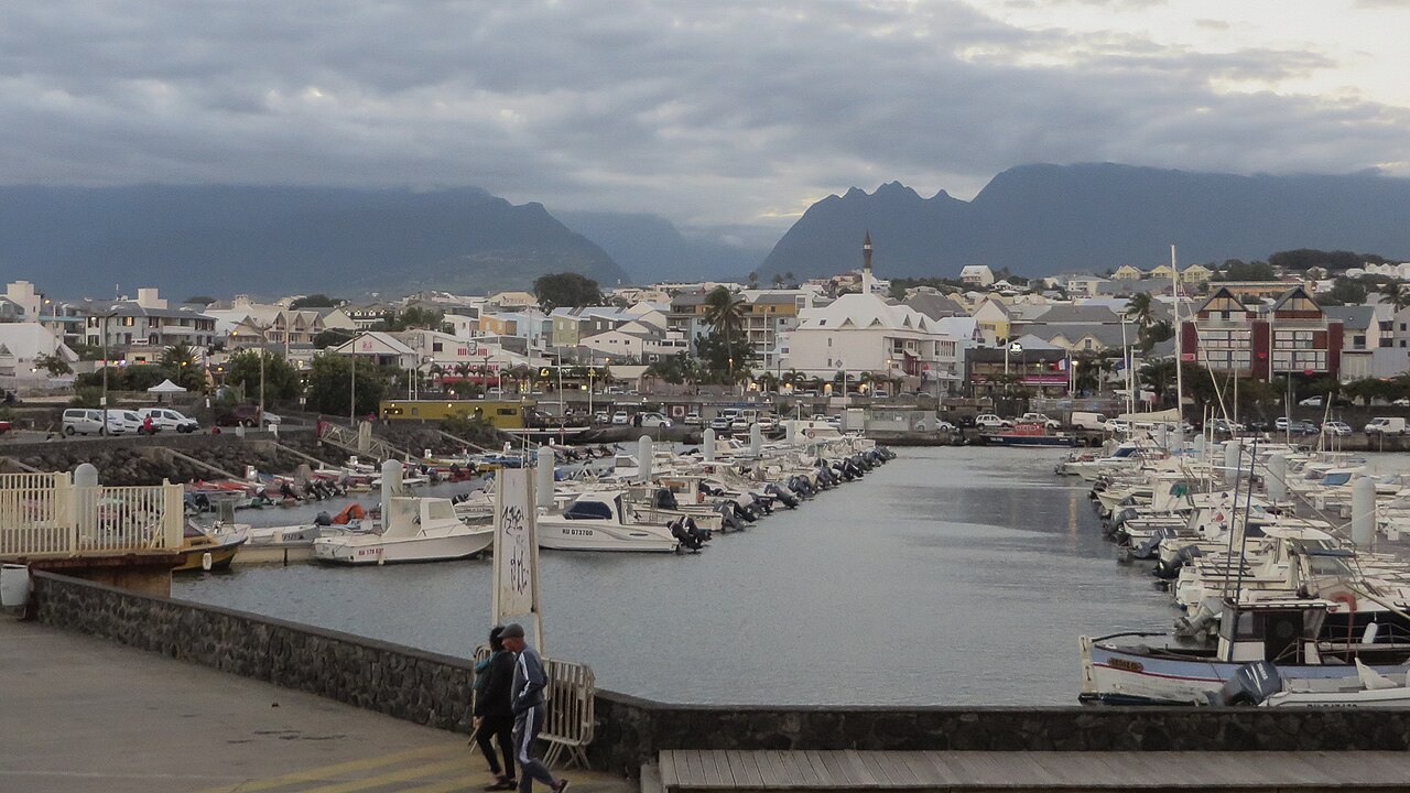 Le port de Saint-Pierre, les bateaux et la ville