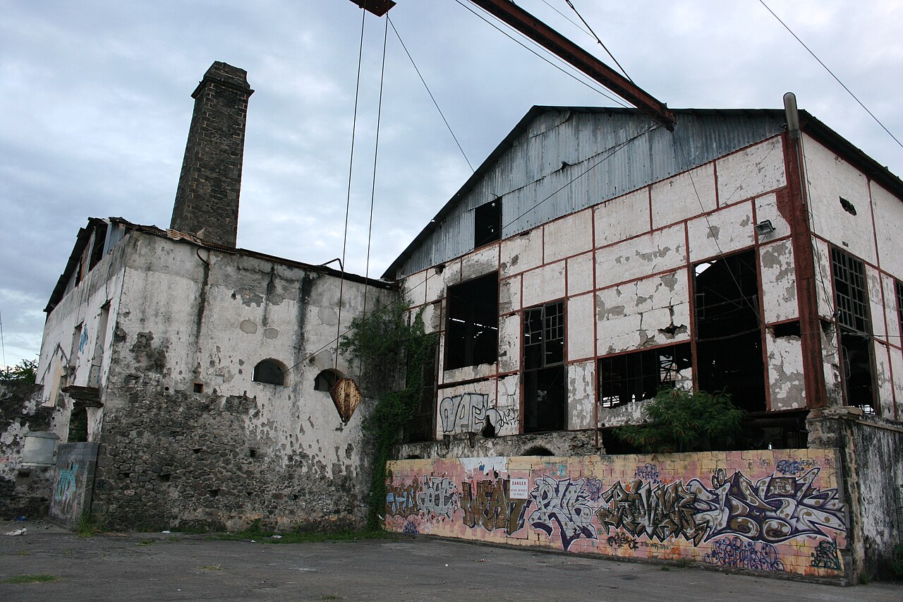 L’usine de Pierrefonds, sa cheminée et ses halles ouvertes