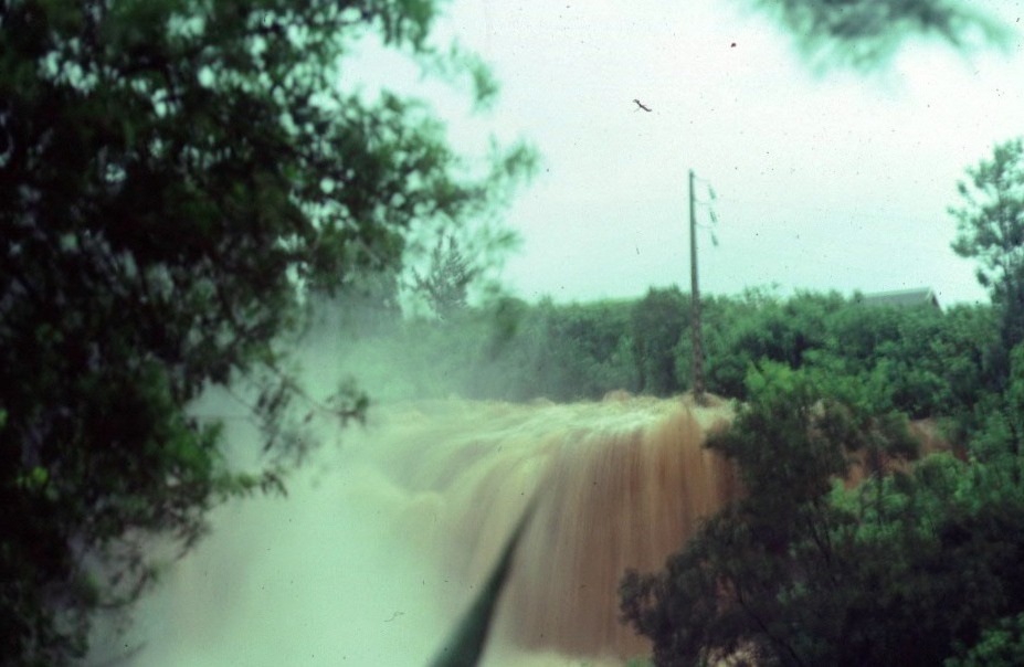 Crue brune de la ravine Blanche au Tampon pendant le cyclone Hyacinthe, janvier 1980