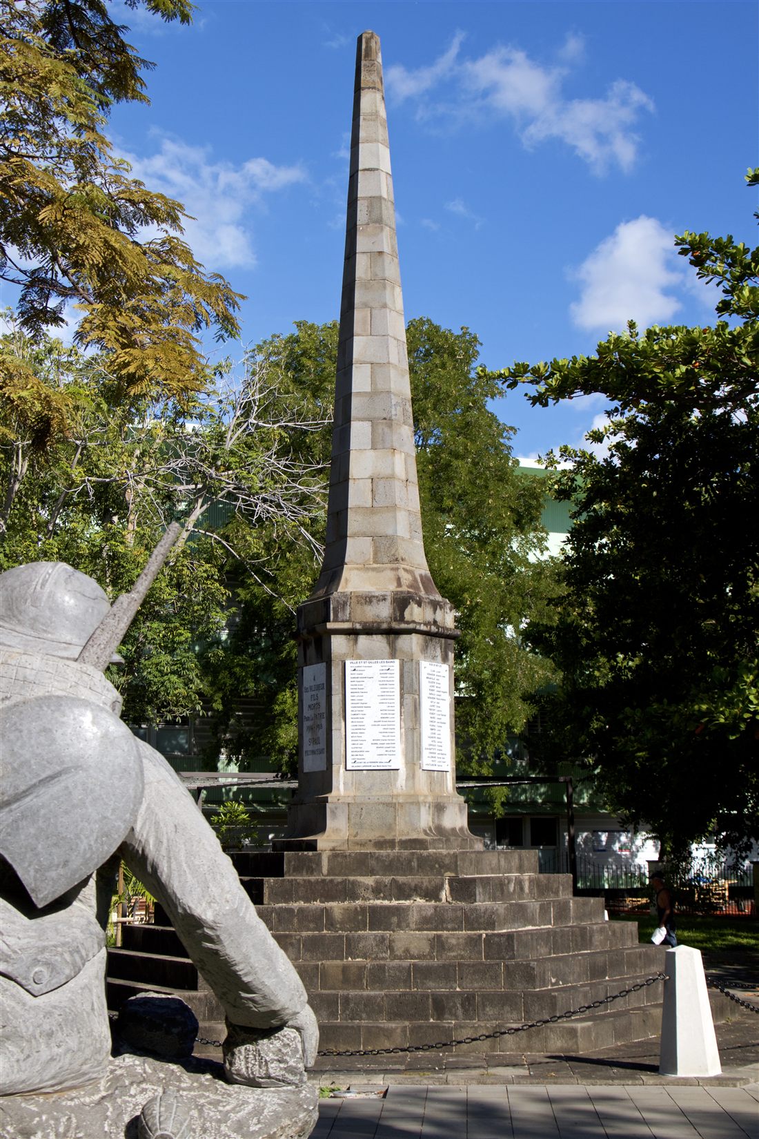 Monument aux morts de Saint-Paul et statue du Poilu de Mafate au premier plan