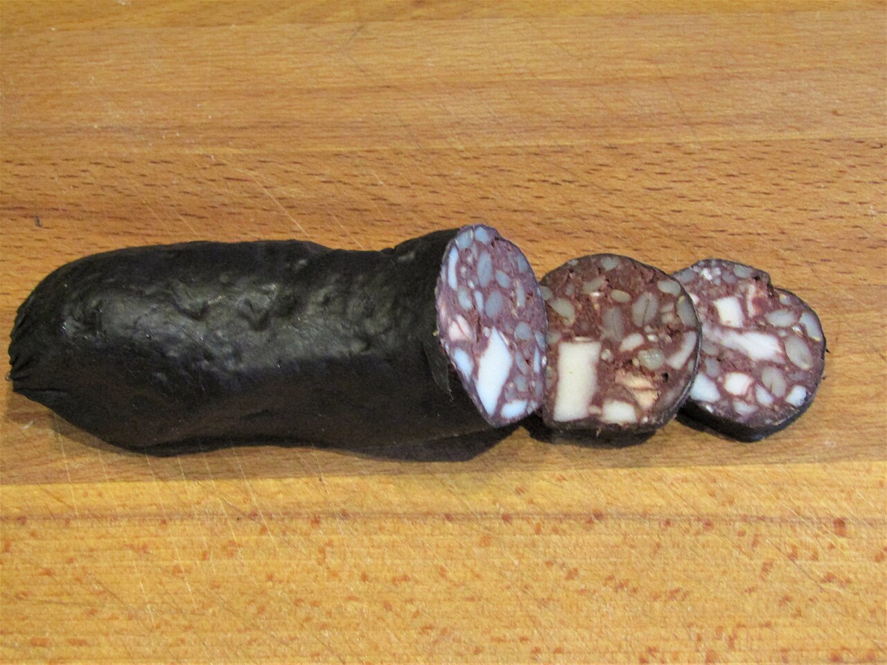 Saucisson noir tranché. On ne dit pas que c’est celui de l’île.