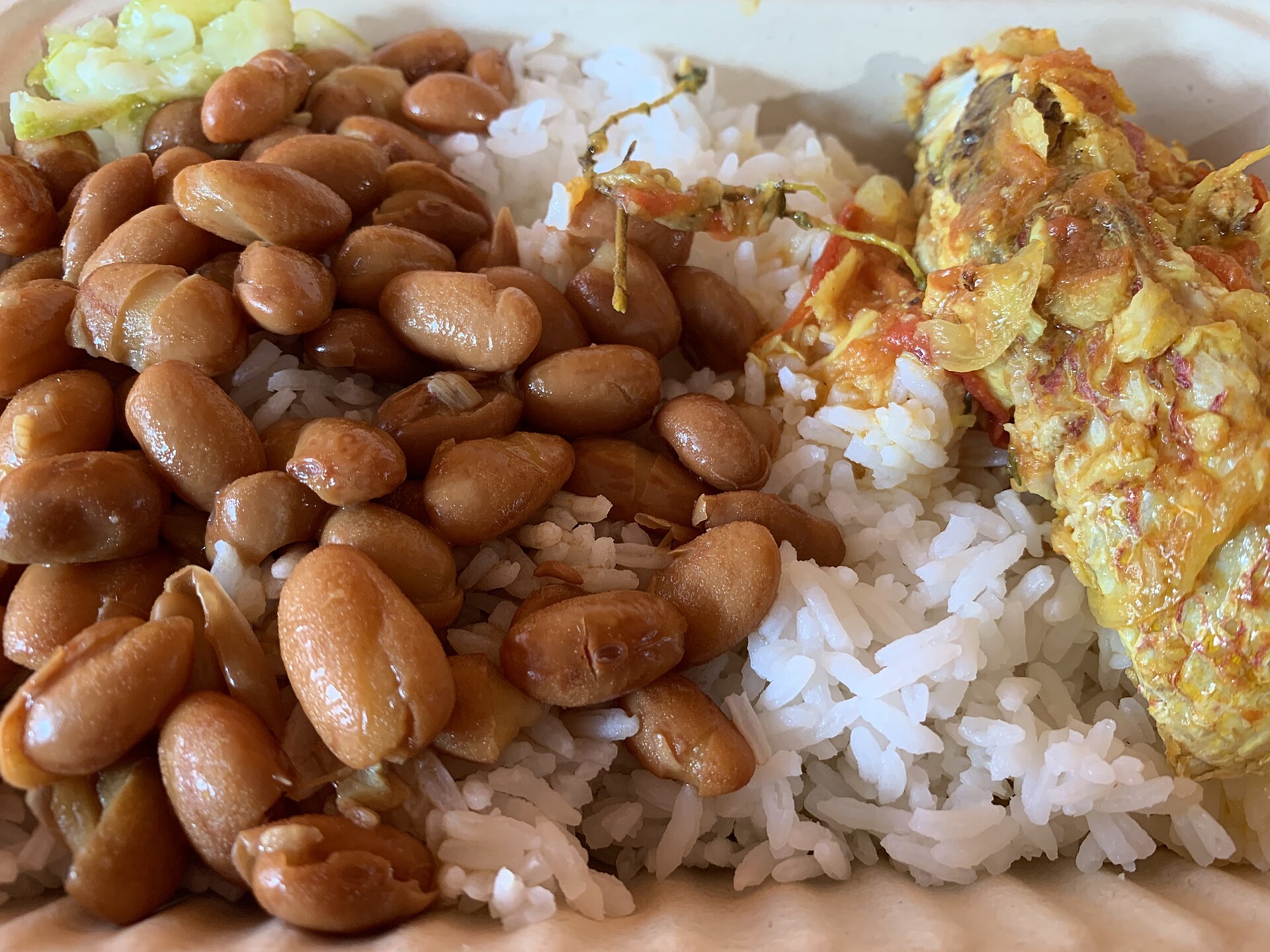 Cari poisson servi avec riz et grains